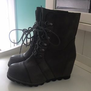Hiking style wedge boot